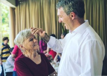 Mãe de Bolsonaro é sepultada e presidente se emociona