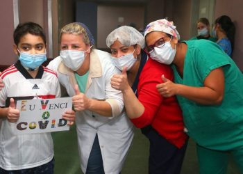 ‘Só quem passa na pele sabe o que é’, diz pai de menino de 8 anos que venceu a Covid após 87 dias na UTI