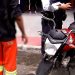 Criança é atropelada por motociclista sem CNH ao sair de escola Criança é atropelada por motociclista sem CNH ao sair de escola