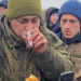 Ucranianos oferecem comida a soldado russo capturado Ucranianos oferecem comida a soldado russo capturado