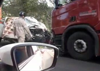 Colisão entre caminhonete e carreta mata duas pessoas na BR-262 em Viana
