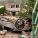 Carro perde freio, passa por cima de escadaria e cai de altura de mais de 6 metros Carro perde freio, passa por cima de escadaria e cai de altura de mais de 6 metros