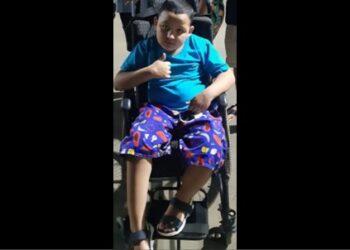 Família pede ajuda para comprar andador adaptado à criança com paralisia cerebral no ES