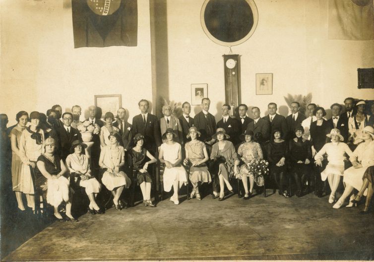 Os pioneiros da Rádio Sociedade em 1924: à direita do relógio, Roquette Pinto, e, à esquerda, Henrique Morize (mais alto, de óculos).