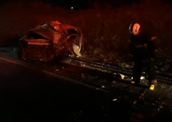 Acidente entre carreta e carro de passeio deixa uma pessoa morta na BR-101 em Sooretama