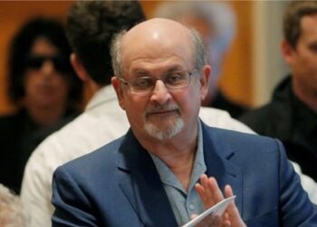 Quem é Salman Rushdie, autor de ‘Versos Satânicos’ alvo de ataque em Nova York