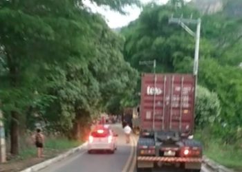 Motorista de caminhão ultrapassa na contramão, atinge e mata motociclista em Pancas