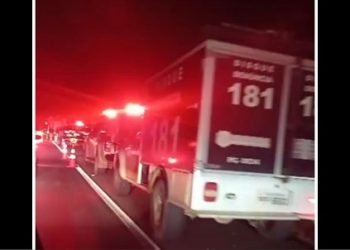 Motorista morre após carro sair da pista e cair em buraco na BR-101 em Linhares