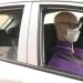 Mulher coloca casal de bonecos em carro para evitar assaltos
