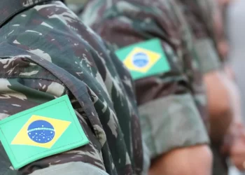 Oficiais da ativa assinam carta de insatisfação com os Poderes