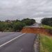 BR-101 é totalmente interditada após cratera se abrir na pista em São Mateus BR-101 é totalmente interditada após cratera se abrir na pista em São Mateus