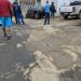 Piso do estacionamento do Hospital de Barra de São Francisco cede e “engole” carro