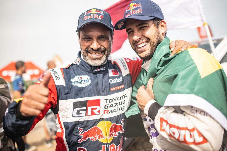 Vencedor do rali Dakar Nasser Al-Attiyah posa ao lado de Lucas Moraes (terceiro colocado) - 2023 