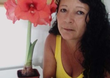 Mulher é assassinada a facadas dentro de casa e suspeito morre em Ecoporanga