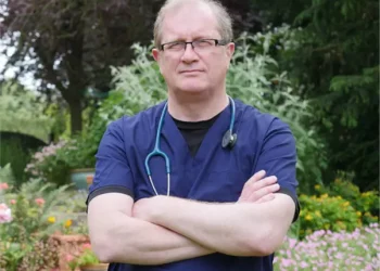 Médico cristão é demitido por não usar pronome trans