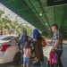 Afegã grávida acampada no aeroporto é levada a hospital por voluntário Afegã grávida acampada no aeroporto é levada a hospital por voluntário