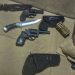 Policiais cumprem mandado no Tatu, e encontram 2 armas na residência