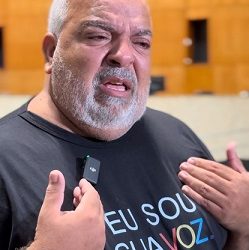 Pai chora ao  revelar que filho  autista de 11 anos não  sabe ler nem escrever