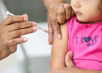 POLIOMIELITE: doença não tem tratamento específico, apenas suporte de sintomas; vacinação é a principal prevenção