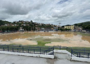 Nível do rio continua subindo e invade ruas nas partes mais baixa de alguns bairros da cidade