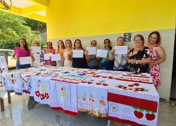 Moradoras da Vila João Gomes recebem certificado no encerramento do curso de Pintura em Tecidos