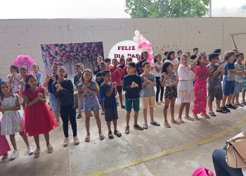 Escola Municipal de Tempo Integral “Ozéias Rezende” faz homenagem ao dia das mães