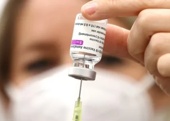 Condenação da AstraZeneca reacende debate sobre alertas feitos por Bolsonaro na compra de vacinas sem aprovação definitiva