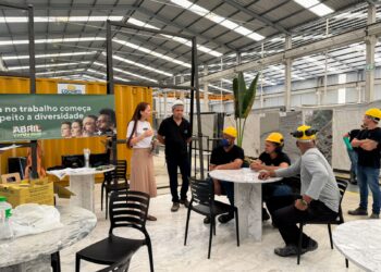 Prefeitura de Barra de São Francisco realiza ação do Abril Verde em empresa de granitos