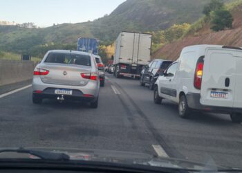 Feriado do Dia do Trabalhador começa com congestionamentos nas rodovias do ES